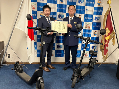 電動モビリティメーカー(株)ブレイズが、特定小型原付安全利用貢献のため中村警察署長から感謝状を受贈しました。