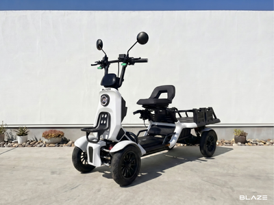 【最大約100km走行】“小さな軽トラ”4輪電動バイク『ブレイズ イーカーゴ』に専用オプション2製品が登場