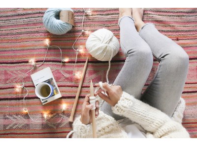 【 We Are Knitters 】 が、ホリデーシーズンを心地よく幸せに過ごすため編み物キットを発売。