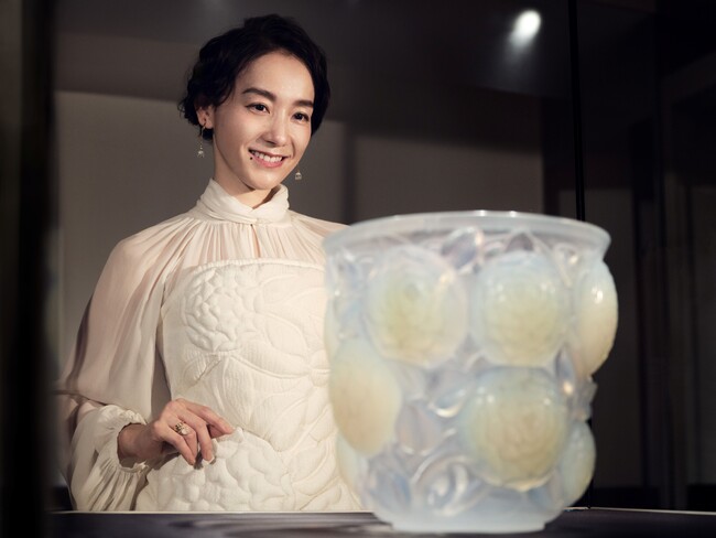 プレスリリース「「ルネ・ラリック展-ガレ、ドームから続く華麗なるフランスの装飾美術-」アンバサダーの篠原ともえさんがルネ・ラリックの作品をイメージした装いで登場！」のイメージ画像