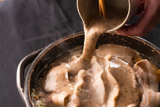 【日本一“映えない”が日本一“旨い”鍋、麻布十番に帰還！】 ～『山芋の多い料理店』 is BACK!!～