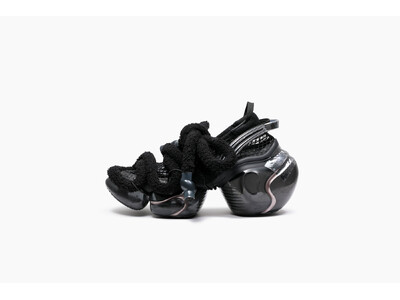 groundsから、ヒール内部が空洞の“風船“のような新作「LOOPIE」が登場。高さ9.5cmのブランド初のヒールモデル。