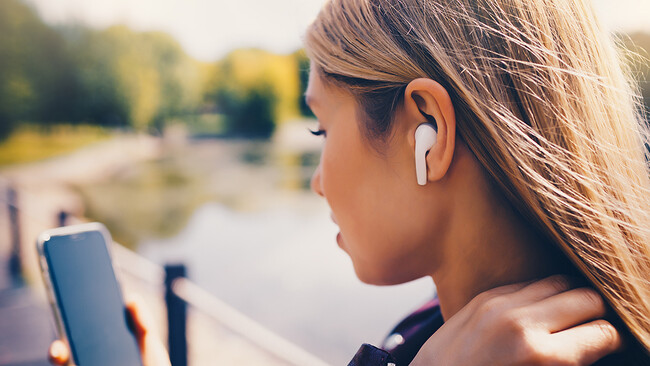 スマホ難聴の認知率は42％、イヤホン・ヘッドホン難聴は56％　使用頻度の高い若い年代ほど認知率は低い