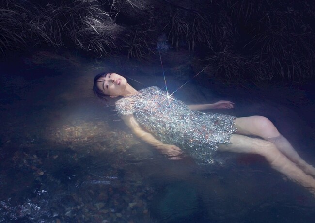 プレスリリース「特別公開の歴史的空間×安藤政信の世界観　京都伏見・月桂冠でアート体験！写真展「憂鬱な楽園」に、限定デザインチケット登場」のイメージ画像