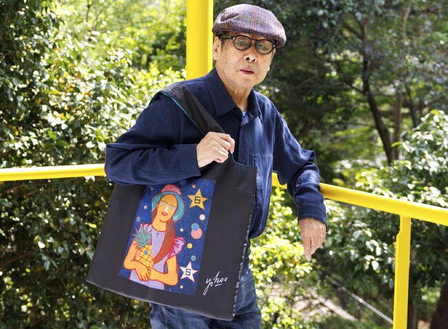 【横尾忠則さんの未発表作品がトートバッグに】「新潮QUE」年間購読者への特製ノベルティと、そのメイキング記事を公開中。