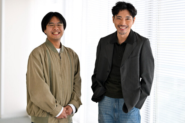 【新サブスク「新潮QUE」】『メモリィズ』主演・柄本佑さんと坂西未郁監督との対談インタビューを配信中