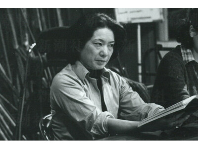 【特集】「没後45年　ミドルエイジの登竜門『向田邦子』から得るべきヒント」　鈴木敏夫さんと風吹ジュンさんの対談、直木賞受賞『思い出トランプ』、貴重な未公開の講演音声などを新潮QUEにて掲載