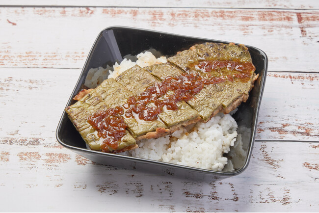 じわじわブームの兆し！？“食べるサボテン”が惣菜に進化　綿半から炭火焼サボバーグ重＆爽やか塩レモン焼きそばが登場