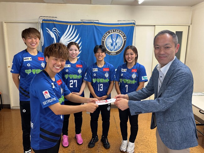 「スフィーダ世田谷FC応援バナナ」寄付金贈呈式をサミットストア砧店にて実施