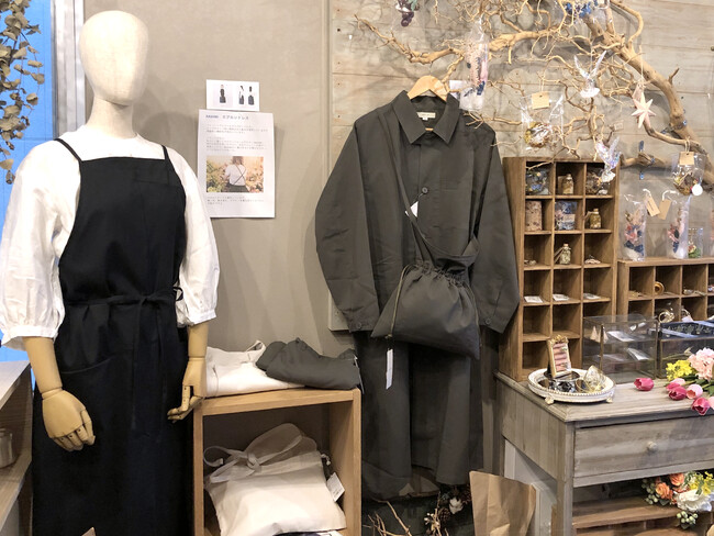 個人向けユニフォームのRASHIKI（らしき）は、花雑貨店「poco kanon」にて実店舗販売を開始。のメイン画像