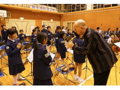 世界的マエストロが、あの手この手で、熱血指導！井上道義×小豆島の小学生オーケストラ