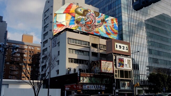 屋外広告のヒットが巨大『BE@RBRICK』の”肉眼3D”広告を制作OMOSANシンクロで期間限定放映中