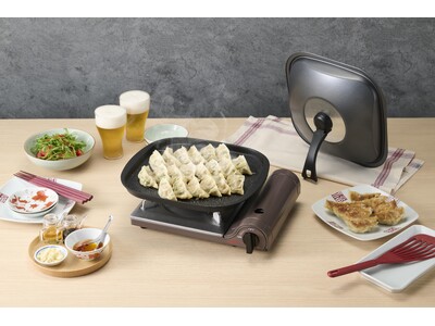 【新商品】カセットこんろで焼き餃子を楽しめる！イワタニカセットフー専用アクセサリー「蓋付き焼き餃子プレート」、中身が見える！「鉄板焼プレート専用カバー」を新発売