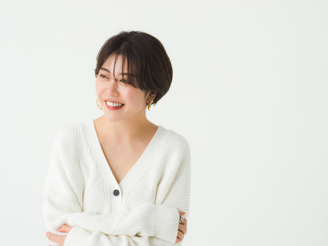 【CROSS FUNCTION(クロス ファンクション)】体型カバーも叶える初夏・梅雨の高機能アイテムスタイリスト坂野陽子さんによる連載「ナニキルマイゴを解決」第2弾を公開のメイン画像