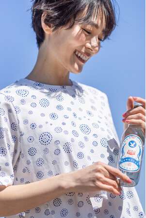 「DECOY」夏の代名詞の“ひやさらトップス”シリーズに、昭和レトロを感じる爽やかなサイダーデザインTシャツが新登場