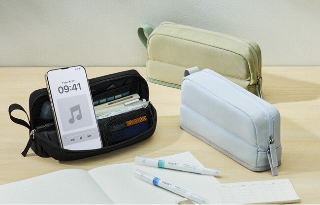 開くとスマホが立てかけられる「ツールペンケース＜カバコ＞（ハーフポケット）」を発売