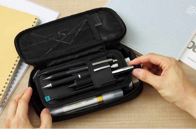 新開発“波なみホルダー”で、太い筆記具も抜き差しスムーズな「波なみホルダーペンケース<ウェブレ>」を発売