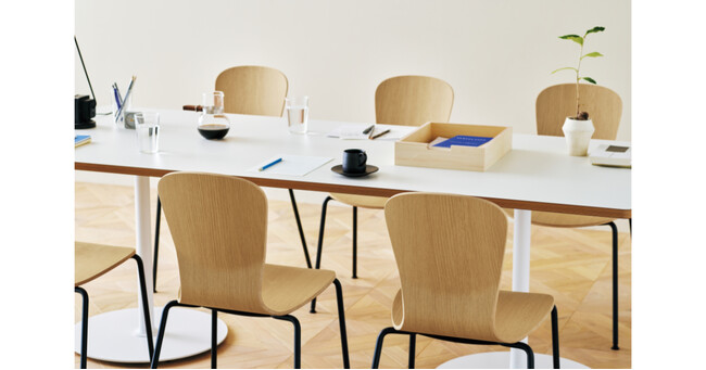 食事や語らいの所作に寄り添うカフェチェアー「Toss」を新発売