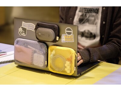ノートパソコンに“貼る収納”。ガジェットや小物をまとめてスマートに持ち運べる「貼るポーチ（PC用）」を発売