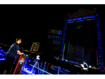 2,000�@�ȏ�̃h���[�����g�p�����A���E���̋󒆃e�g���X������ Red Bull Tetris(R) World Final