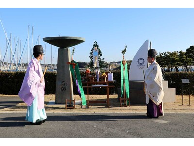 【江の島ヨットハーバー】で初めて「海上安全祈願祭」を指定管理者の株式会社リビエラリゾートが開催し200人が参加。2024年の海上での安全を願い江島神社による祈祷。