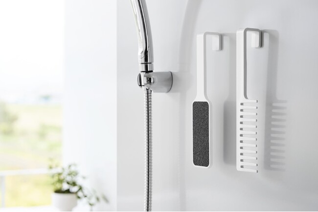 マグネットでお風呂場の壁に浮かせて収納できるヘアーコームとかかとやすりが発売。