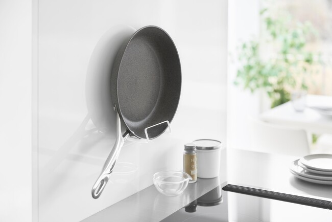 【山崎実業 towerシリーズの新商品】 フライパン用の収納ホルダーや、メガネの一時置きに便利なラックなど、新商品が発売になりました。