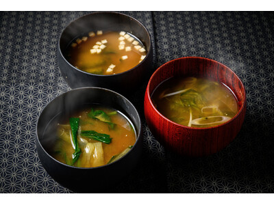 味噌で勝負。“寝かせ玄米”のYUWAERUがお味噌の老舗『名刀味噌本舗』の無添加味噌でつくった、本格フリーズドライおみそ汁