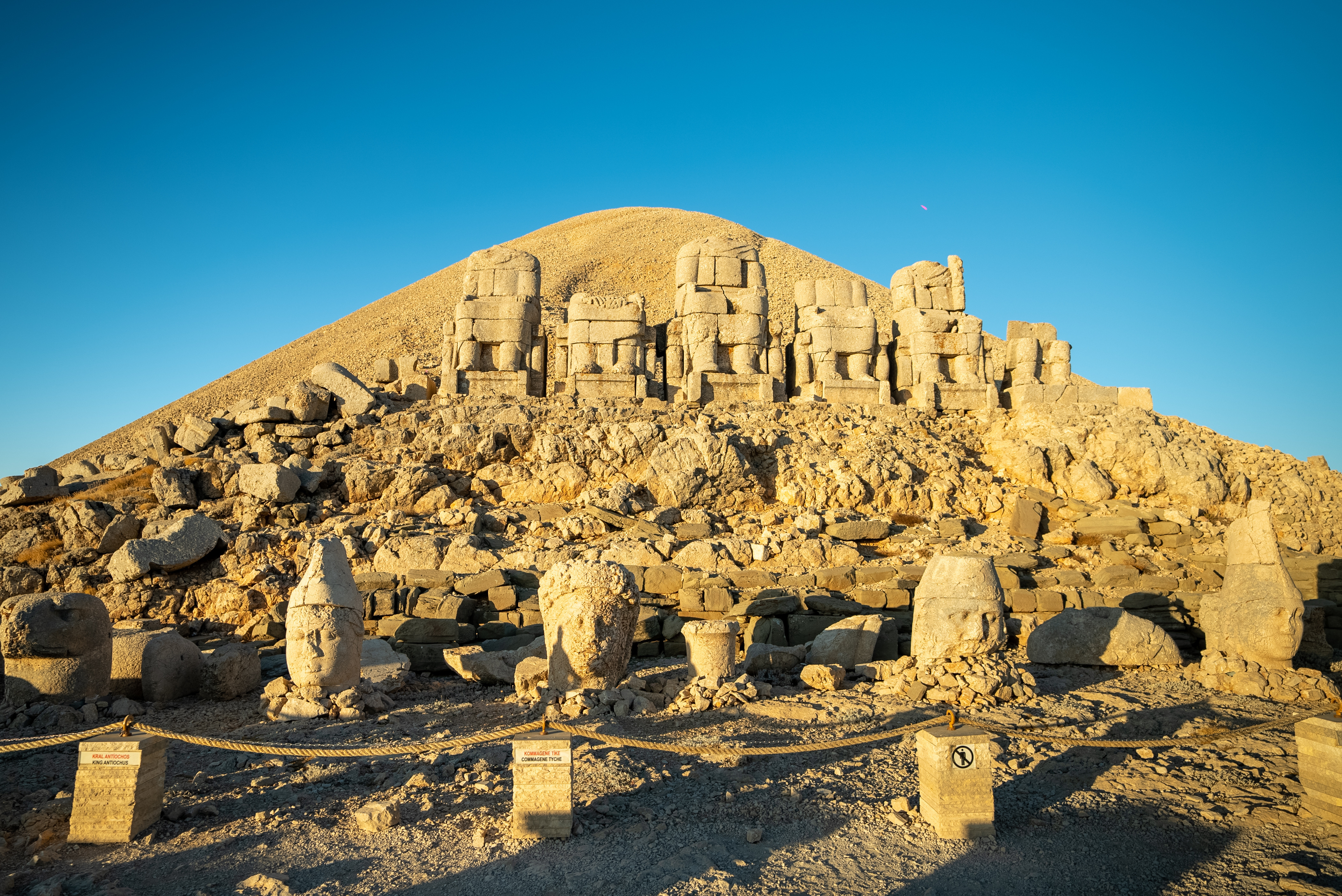 ネムルト山の壮大な彫刻の中で見る絶景