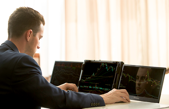 1�{�̃P�[�u����PC��3��ʂɊg��!�܏􎮃f�B�X�v���C�uKWUMSY P2 PRO�v