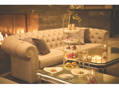 【ホテル開業10周年】旬の食材や世界三大珍味を使用した豪華なセイボリーとメイン料理。ロマンティックな大聖堂の夜景を眺める大人のご褒美ナイト『STRINGS イブニングハイティー』新メニュー登場