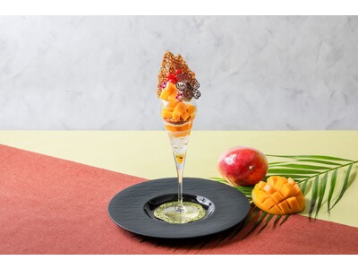 ～第50作品目記念～パフェグラスもアーティスティックに一新し、夏を感じる“マンゴー”が主役のひんやりスイーツ「大人のご褒美パフェ ～Tropical Mango～」販売