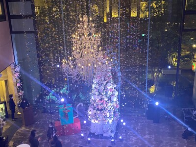 ピンク&ホワイトカラーが可愛い、ベアモチーフの高さ5mのクリスマスツリーのイルミネーション点灯イベント！『STRINGS クリスマスツリー点灯イベント～星に願いを～』 開催