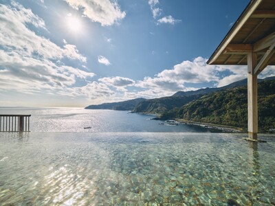 太平洋を一望できる絶景露天風呂を備えた「赤沢日帰り温泉館」がラウンジ・温暖浴を新設し、さらに充実した温泉...
