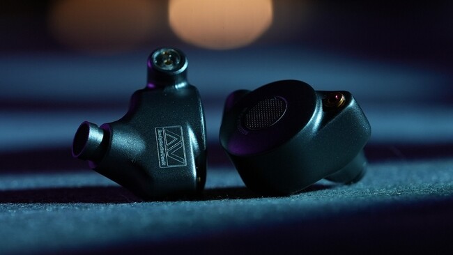 ROSESELSA���A���̏d���ȑ��݊����e�[�}�Ƀ��b�N�⃁�^���Ȃǂ̃G�l���M�b�V���Ńn�[�h�ȃT�E���h�Ɍ������L���C���z���wCJ20�x���o��I