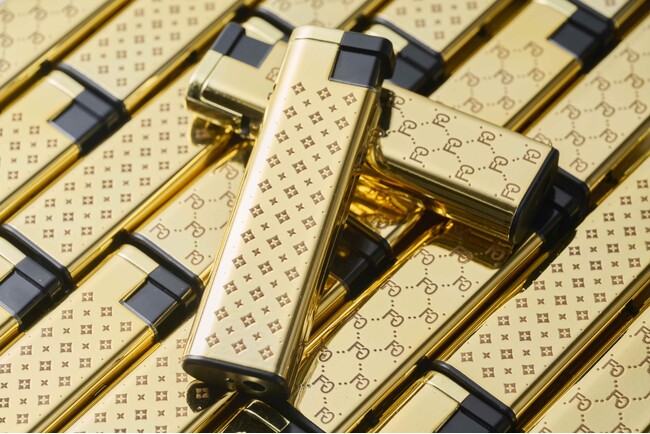 ライテック、圧倒的な風への強さと高級感を備えた使いきりジェットライター 「FAKE GOLD CR」を発売開始。強風でも消えない火と洗練されたゴールドデザインを両立