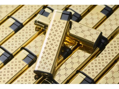 ���C�e�b�N�A���|�I�ȕ��ւ̋����ƍ�������������g������W�F�b�g���C�^�[ �uFAKE GOLD CR�v�𔭔��J�n�B�����ł������Ȃ��΂Ɛ������ꂽ�S�[���h�f�U�C���𗼗�