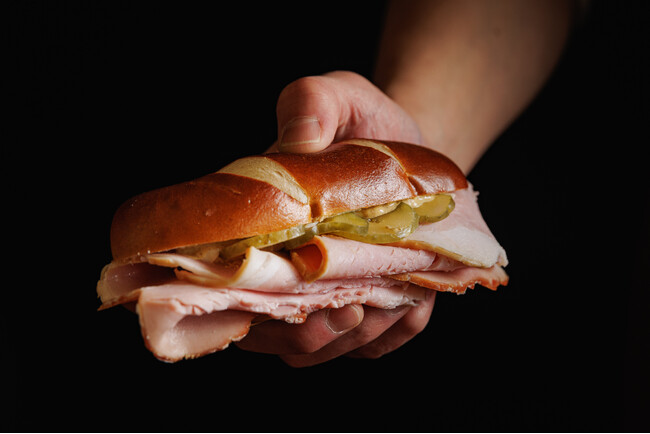 【ミートデリ専門店が手がける「ブッツ・サンドウィッチ」】ハムの美味しさを追求！“まかない発想”から生まれたサンドウィッチ「煉瓦窯でつくる特製スモークハムサンド」新発売！