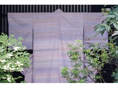 人間国宝・志村ふくみの芸術精神を受け継ぐ「アトリエシムラ」が10周年　草木の色で「夜明け」「夕暮れ」「月光」を織り上げた新作着物3点を発表