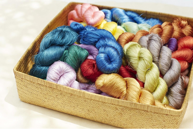 染め織りを通した深い芸術体験と、文化や思想の講義によって「色と言葉」を学ぶ。2026年度、東京・世田谷アトリエシムラに、着物を織る「アルスシムラコース」開講！