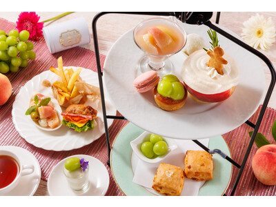 桃をまるごと使用したスイーツや大粒で芳醇な香りのシャインマスカット。桃とシャインマスカットに恋する夏のアフタヌーンティー