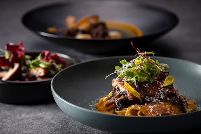 大阪産のブランド鰻「美陵鰻(みささぎうなぎ)」を使用した秋のシーズナルメニューが登場。大阪エクセルホテル東急で愉しむ、“うつろいの季節”を映した秋のテーブル。