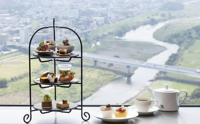 【二子玉川エクセルホテル東急】実りの秋と暖かな日差しに包まれる地上130mからの絶景とともに旬のフルーツと野菜を使用した「秋の彩り アフタヌーンティー」を販売