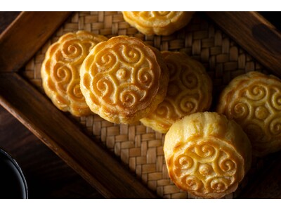 ホロホロとほどけるクッキー生地と、とろけるカスタード餡が織りなす端正な味わい。中国料理「星ヶ岡」から中秋...