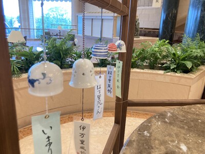 【ホテルオークラJRハウステンボス】地域を元気に！佐賀県伊万里市の「伊万里鍋島焼風鈴」を6/15より館内に展示