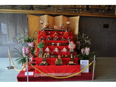 【ホテルオークラ神戸】 お子様の健やかな成長を願って メインロビーに雛人形飾りを設置