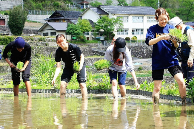 【叡啓大学】５月４日(日・祝)学生と留学生が安芸太田町「井仁の棚田」で田植え体験　“日本の棚田百選”で、持続可能な地域社会を学ぶ