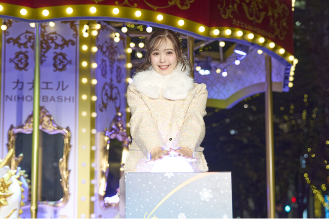 藤田ニコルさんがメインシンボルの点灯式に登場！日本橋ならではの幸福を呼ぶ“麒麟ゴーラウンド”が点灯