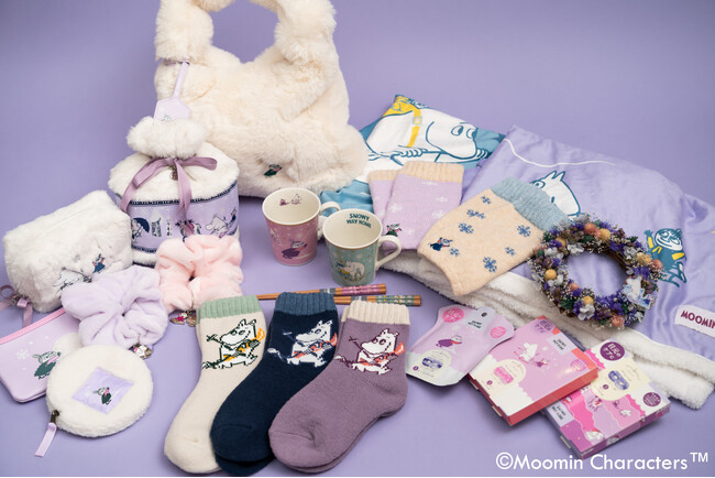 ムーミン新商品シリーズ「SNOWY WAY HOME（スノーウィーウェイホーム）」登場！冬を過ごすムーミン谷の住人たちをデザインしたマグカップやホームソックスなどが2025年10月より順次発売。