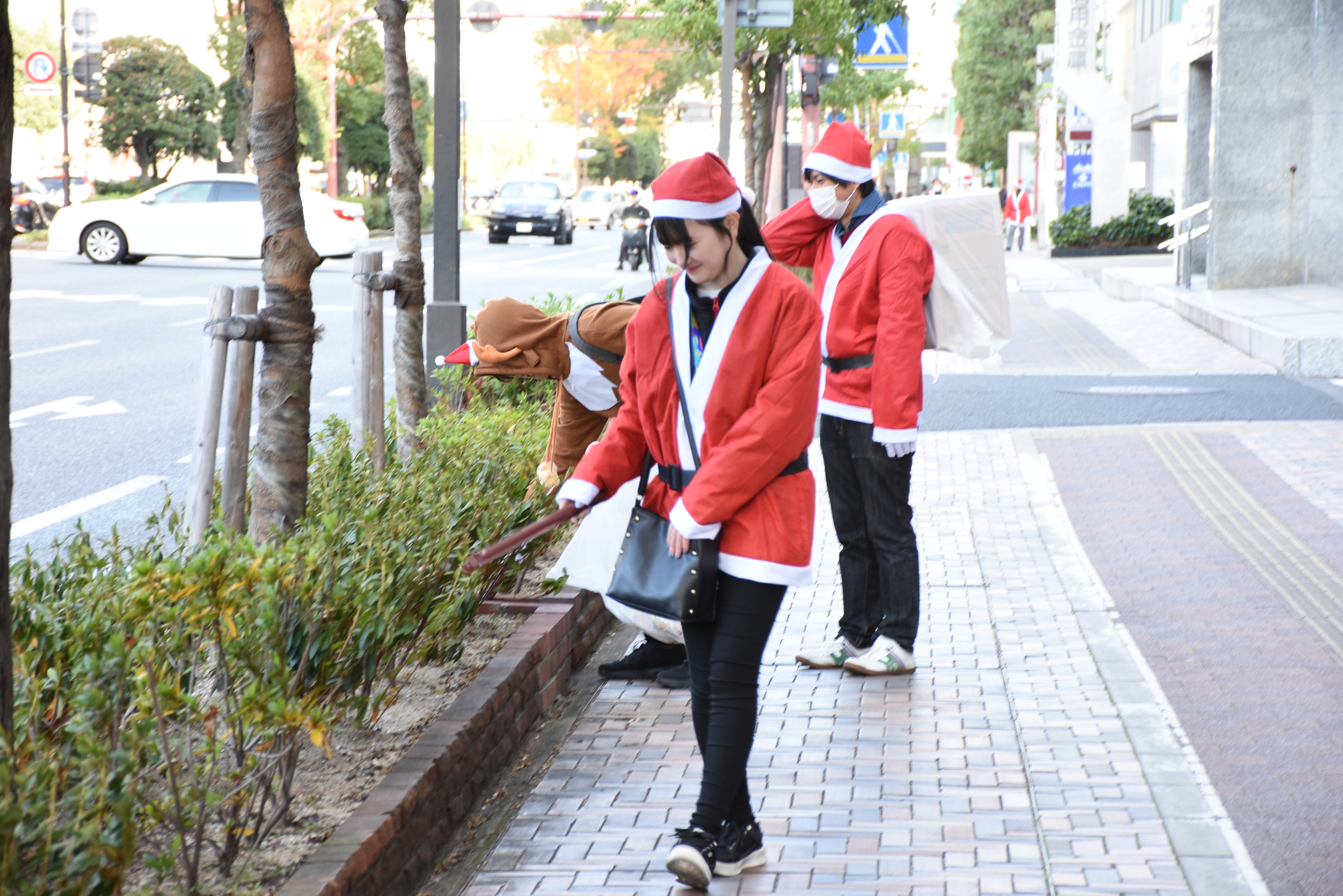 170人の「おそうじサンタ」が岡山の街にやってきた！　クリスマスシーズンの街をきれいに【両備グループ】